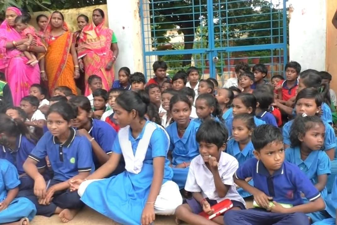ମଧ୍ୟାହ୍ନ ଭୋଜନ କୁ ନେଇ ସ୍କୁଲରେ ଝୁଲିଲା ତାଲା ,  ଧାରଣାରେ ବସିଲେ ଛାତ୍ରଛାତ୍ରୀ ଓ ଅଭିଭାବକ